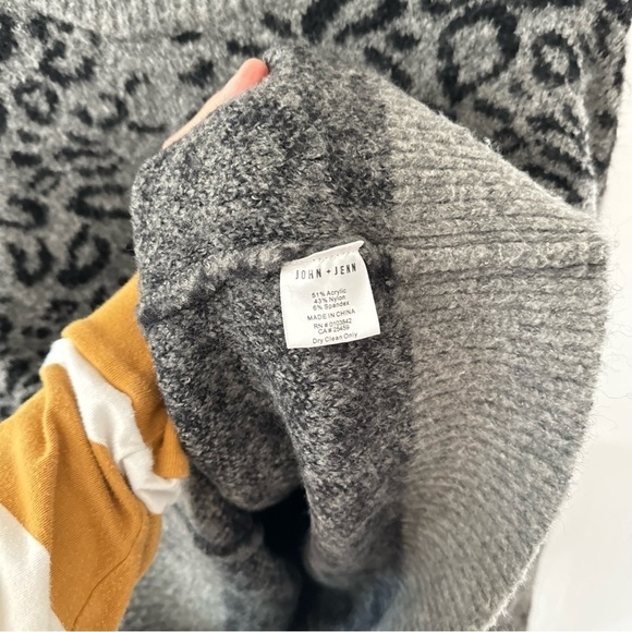 John + Jenn Cheetah Gray Black Xavier High Neck Pullover Sweater S Petite - Picture 3 of 9